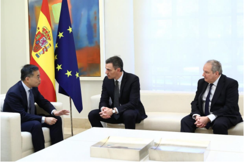 Pedro Sánchez se reúne con el presidente de  Envision, que anuncia el inicio de la construcción de  la gigafactoría de baterías en Navalmoral de la Mata  (Cáceres) este primer semestre
