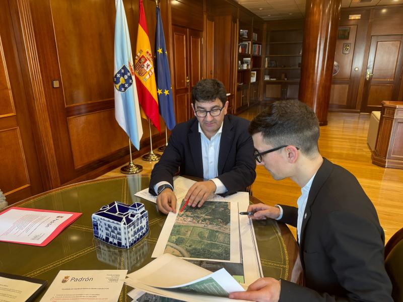 Pedro Branco repasa co alcalde de Padrón os investimentos do Goberno no Concello, que superan os 7 millóns de euros 
