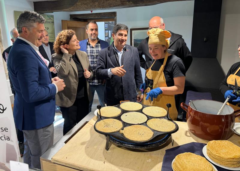 El delegado del Gobierno y el alcalde de Boqueixón desayunan filloas para celebrar que la Fiesta de Lestedo ya es de Interés Turístico Nacional